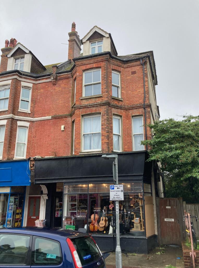 Lot: 81 - BLOCK OF THREE FLATS WITH A GROUND FLOOR COMMERCIAL PROPERTY - Builing with shop on ground floor